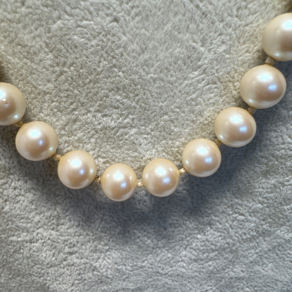 VTG Faux Pearl Necklace Knotted 24" Champagne W Silver Tone Clasp 6mm - Picture 3 of 7